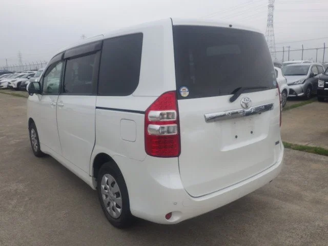 388354 2013 TOYOTA NOAH WAGON 2.jpg