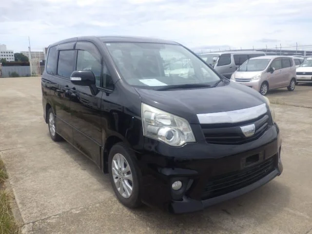 392189 2013 TOYOTA NOAH WAGON.jpg