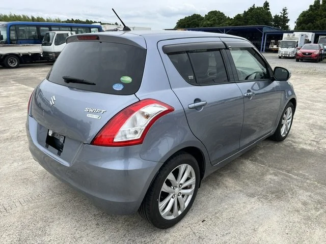 392322 2013 SUZUKI SWIFT HATCBACK 2.jpg