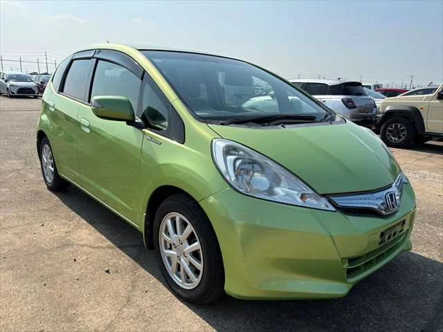 395837 2013 HONDA FIT HYBRID HATCHBACK.jpg