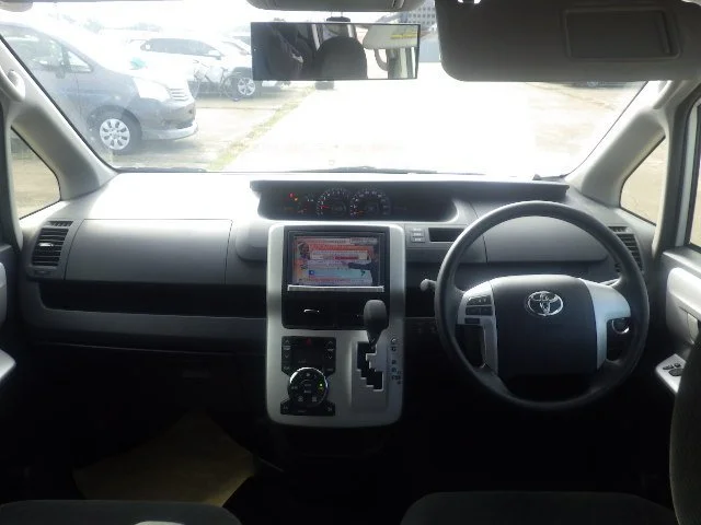 381863 2013 TOYOTA NOAH WAGON 3.jpg