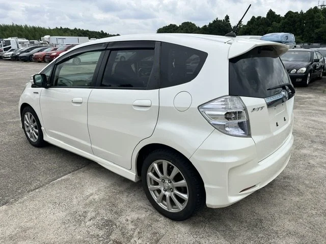 394468 2013 HONDA FIT HYBRID HATCHBACK 2.jpg