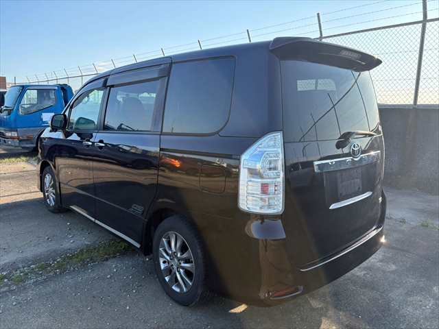 387955 2012 TOYOTA VOXY WAGON 2.jpg