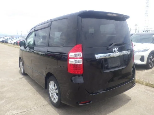 392189 2013 TOYOTA NOAH WAGON 2.jpg