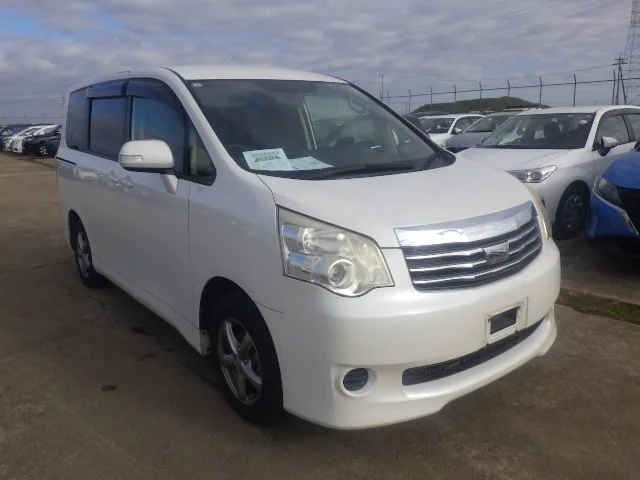 381863 2013 TOYOTA NOAH WAGON.jpg