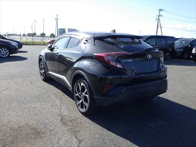 379695 2019 TOYOTA C-HR SUV 2.jpg