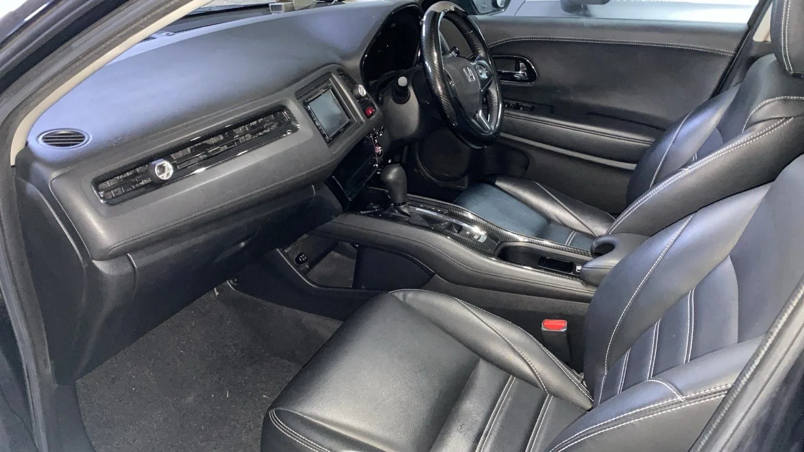 HONDA VEZEL 2015 BLACK 3.jpeg