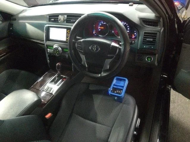 395389 2011 TOYOTA MARK X SEDAN 3.jpg