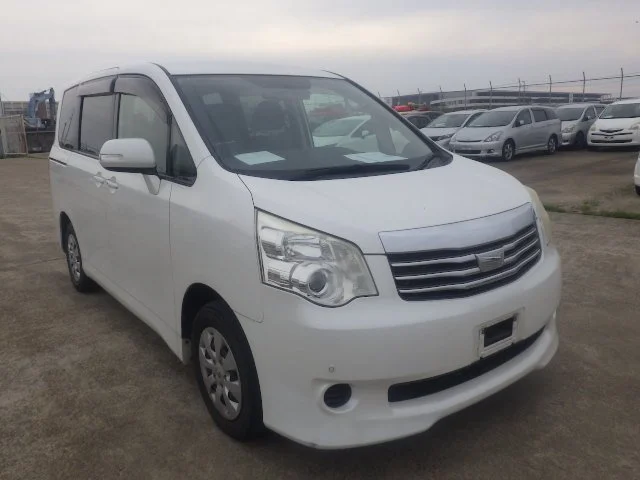 388354 2013 TOYOTA NOAH WAGON.jpg