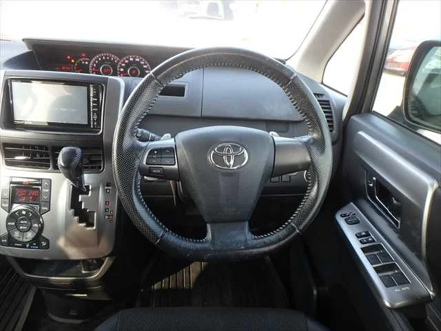 384958 2013 TOYOTA VOXY WAGON 3.jpg