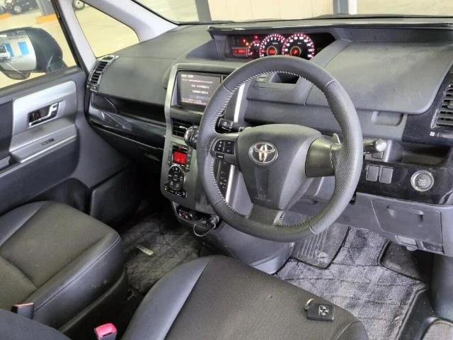 395322 2013 TOYOTA VOXY WAGON 3.jpg