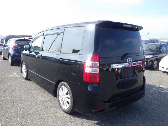 376107 2013 TOYOTA NOAH WAGON 2.jpg
