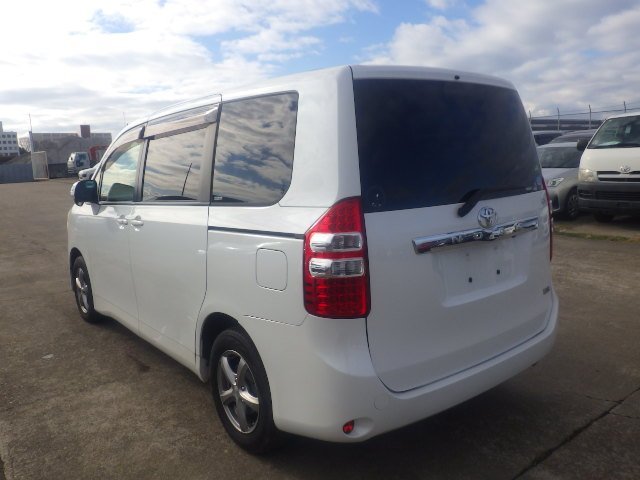 381863 2013 TOYOTA NOAH WAGON 2.jpg
