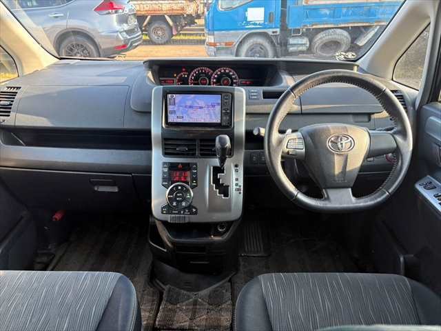 387955 2012 TOYOTA VOXY WAGON 3.jpg