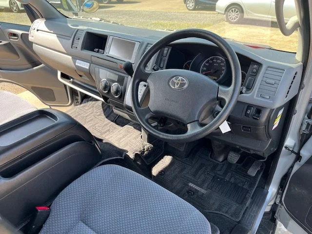 388146 2013 TOYOTA HIACE COMMUTER WAGON 3.jpg