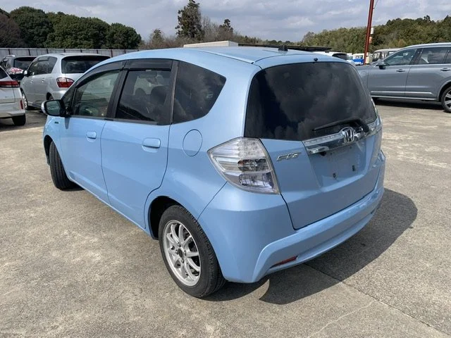 387799 2013 HONDA FIT HYBRID HATCHBACK 2.jpg