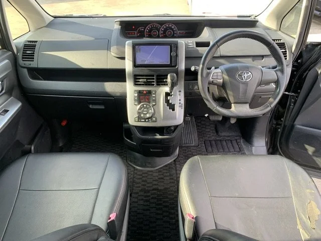 385184 2013 TOYOTA VOXY WAGON 3.jpg