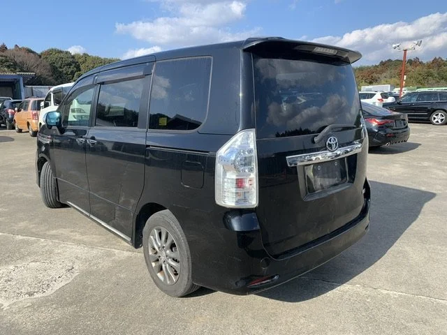 385184 2013 TOYOTA VOXY WAGON 2.jpg