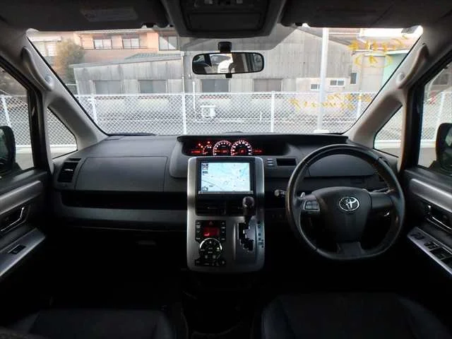 385265 2013 TOYOTA VOXY WAGON 3.jpg