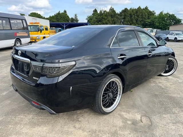 391931 2010 TOYOTA MARK X SEDAN 2.jpg