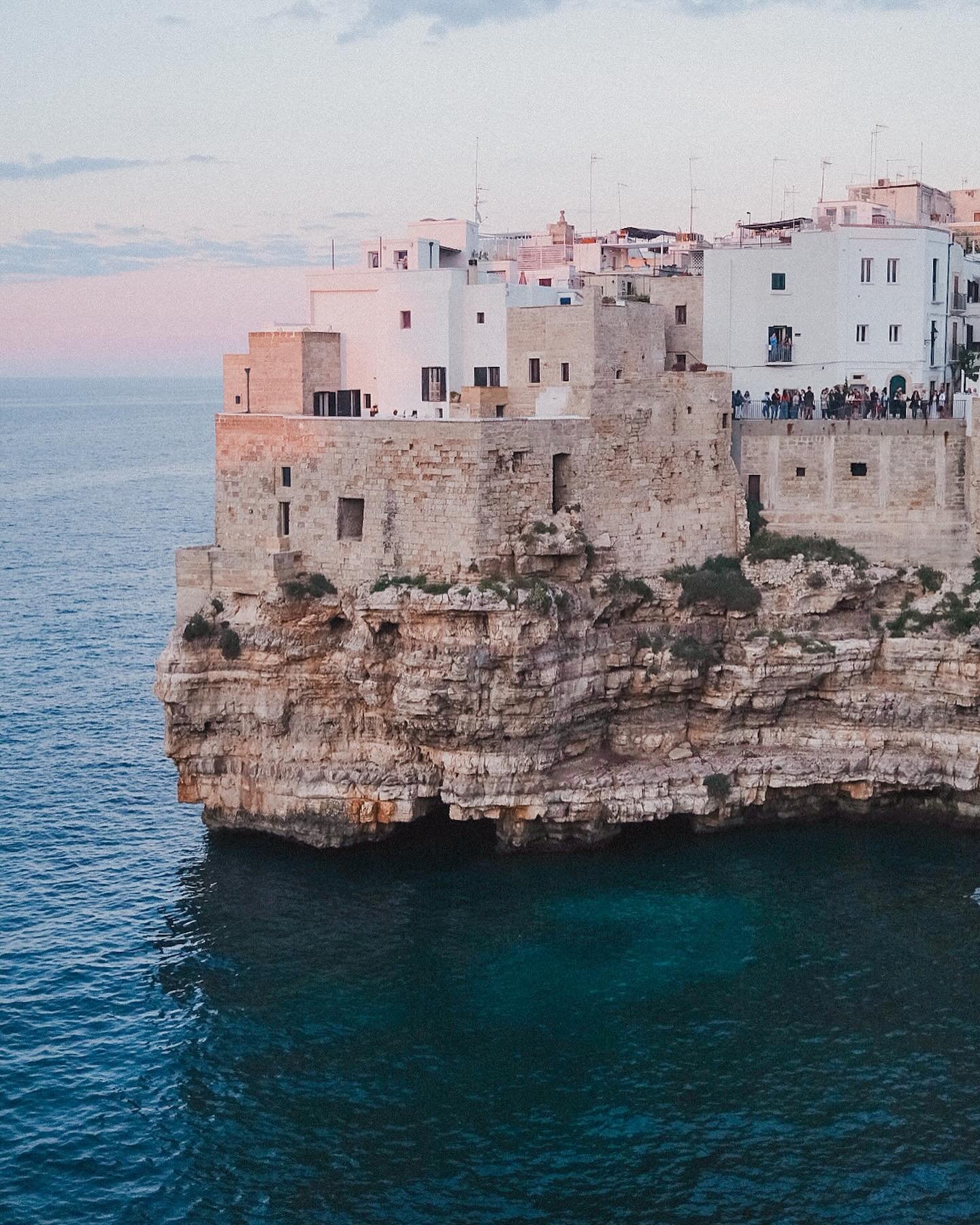 The seaside in Polignano a Mare is spectacular any time of day, but I&rsquo;d argue it is especially beautiful at sunset 🥹