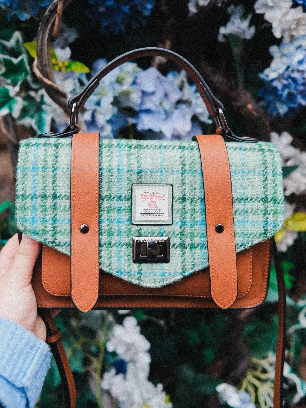 Taking part in the workshop at @islanderukltd in Edinburgh is one of the best experiences I&rsquo;ve done in my travels so far! 

During their workshops, you get to assemble a purse or backpack, starting with choosing the base colors plus your favori