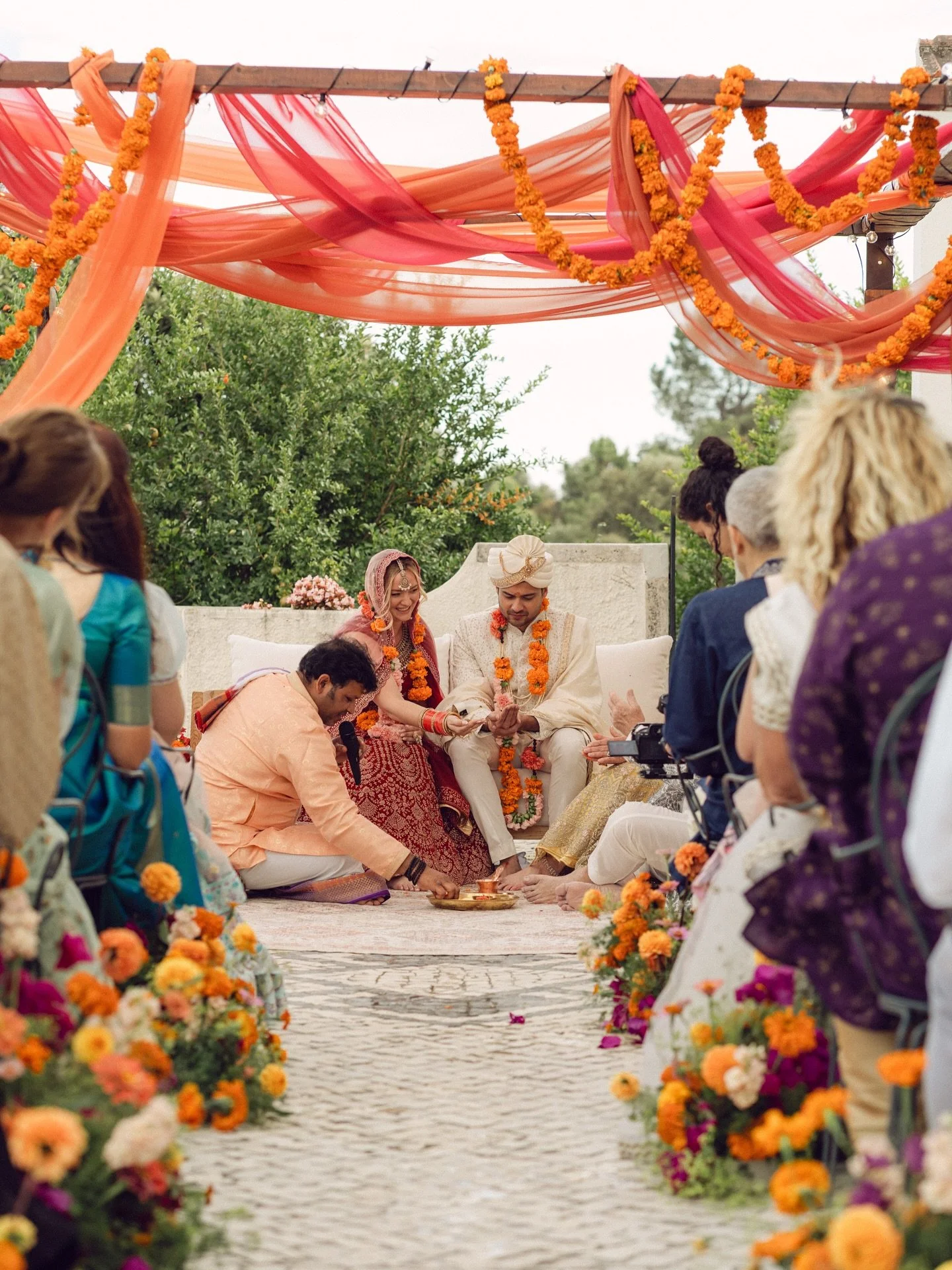 Loud flowers, bold celebration for Ally &amp; Akshay
Beautifully captured by @ladolcevita.ph 

Planning: @fernandamartinezevents 
Florals: @weare.flo 
Photography: @ladolcevita.ph 
Videography: @pedrobgomesfilms 
Catering: @hortasdarainha 
Venue: @qu