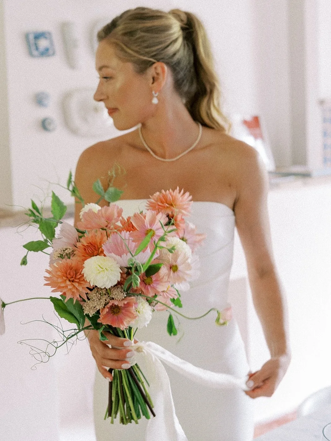 How many stories can a bouquet hold?
The harvest. The making-of. The delivery.
The walk down the aisle. The endless love it witnesses&hellip;

This one was Lola&rsquo;s bouquet, captured by the amazing storyteller @adrianamoraisphotography , at the b
