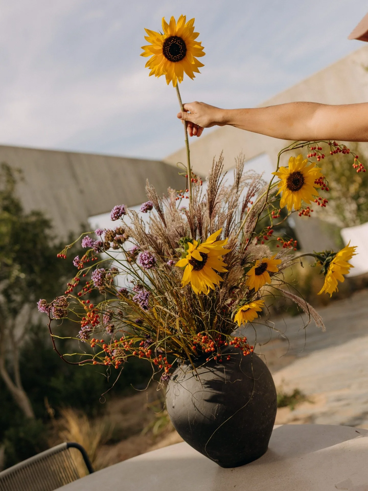 Back to flowers, back to creating!

This end of summer cocktail setup for Camila &amp; Diego is inspired by @pa.te.os brutalist architecture and its wild natural surroundings.

📸 @lucasantiagoph (of course)