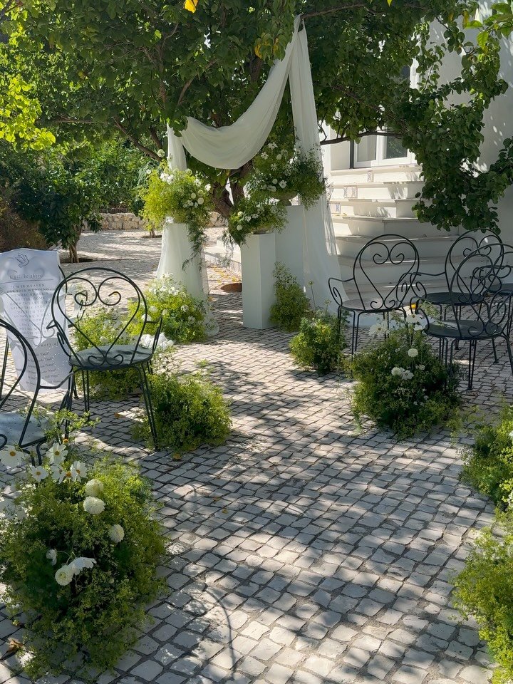 Sometimes less is more. A ceremony that still makes me smile and feel calm every time I &ldquo;walk in&rdquo;.
The calm we&rsquo;ve all been needing these last few days here in Portugal. 
Ally &amp; Akshay&rsquo;s perfect secret garden.

📸 @ladolcev