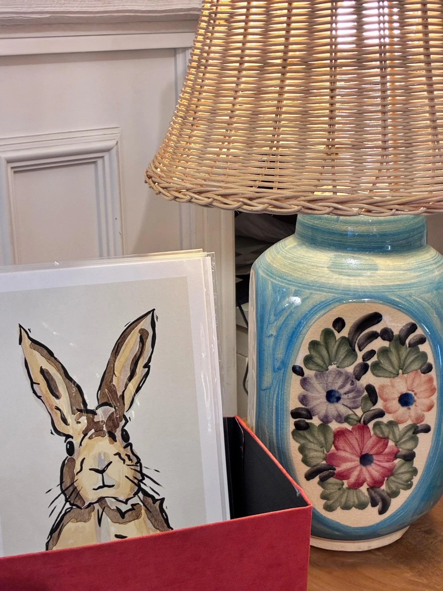 🐇 Spring has hopped into Palais Interiors.
Just in time for Easter, @annaschoenbornillustrations
#PrettyLittleThings #PalaisInteriors #Vienna #EasterDecor #EasterGifts
