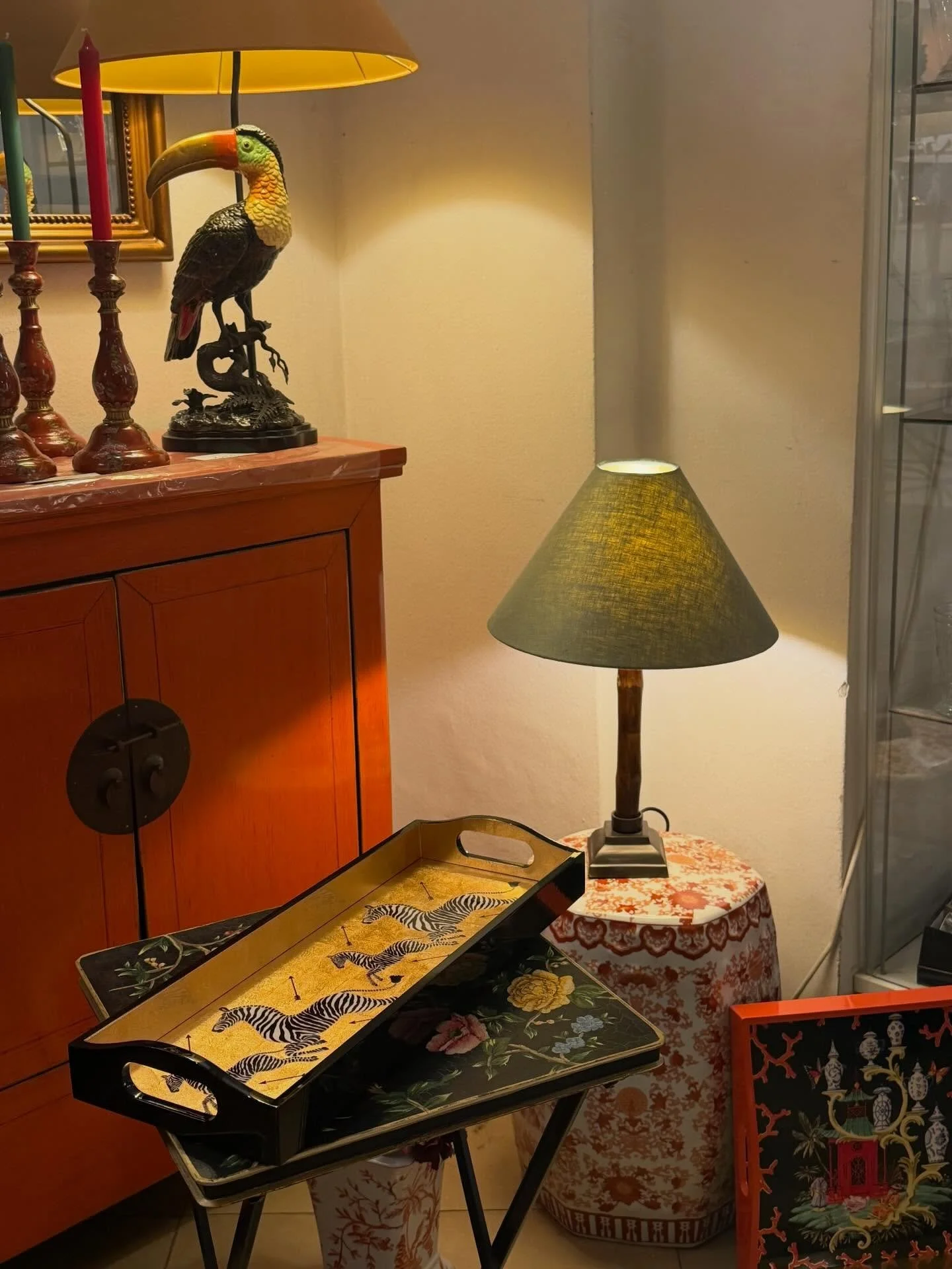 Piece of colour during the dark season! 🦓🧡 #palaisinteriors #prettylittlethings #homedecor #colourfullampshades #decoideas