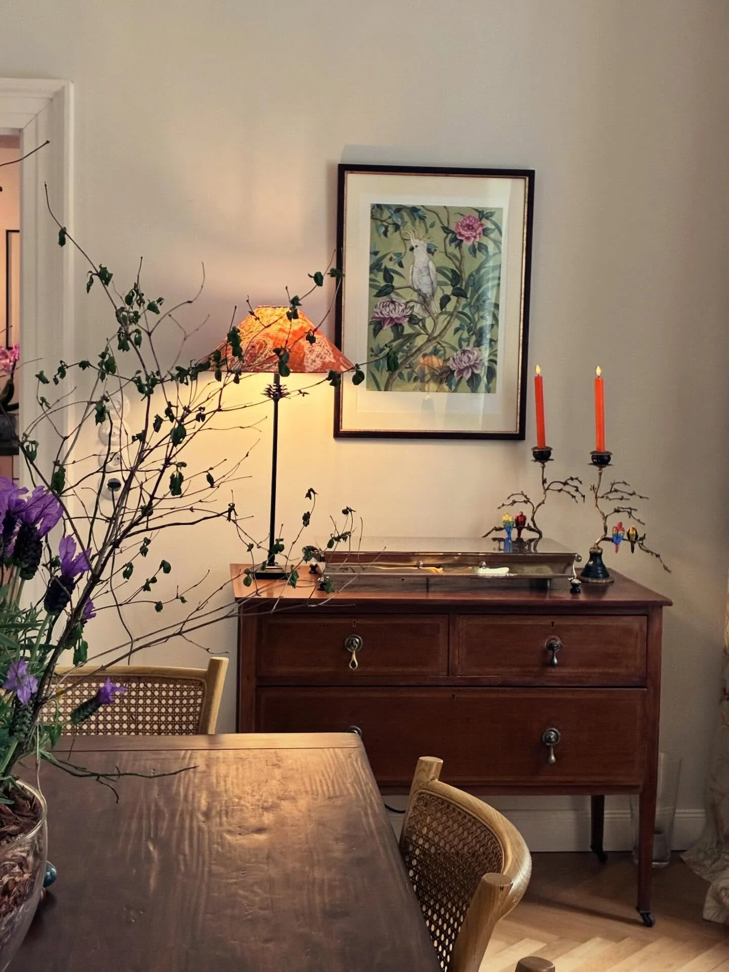 A beautiful silver rechaud paired with a timeless art print by @mariehartigstudio 🤍
All products available at #palaisinteriors

#homedecor
#bespokelampshades
#interiors