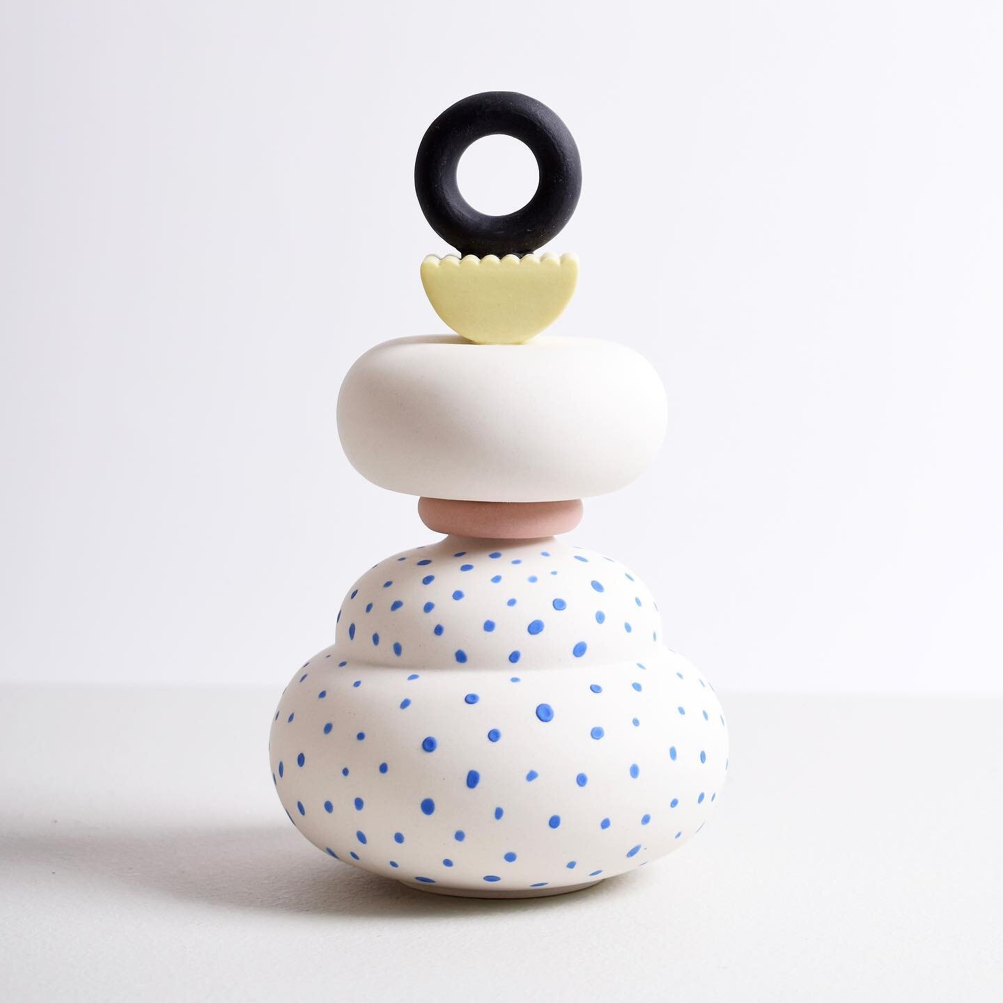 Sculpted Pumpa No.9, a decorative mini vase / sculpture.

This one will available in Tokyo, Japan in summer.

#lauraitkonen #ceramics #porcelain #madeinfinland #handmade #sculpturaldesign #minivase #design #collectibledesign #colors #finnishdesign #a