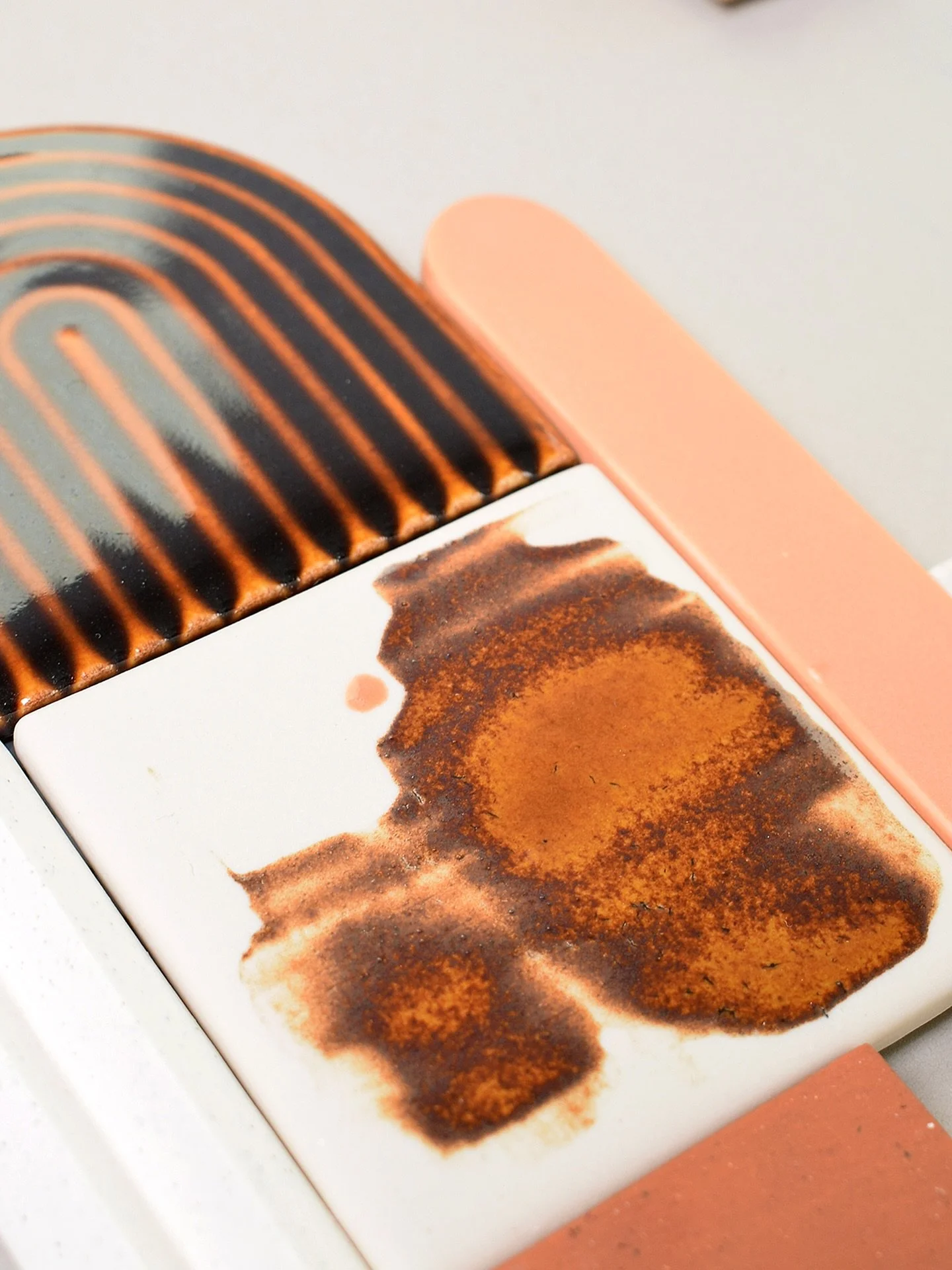 Sein&auml;teoksia valmistuu t&auml;ll&auml; hetkell&auml; joulumyyntiin pikku hiljaa koko ajan lis&auml;&auml; ja ihastuttavan moni on l&ouml;yt&auml;nyt jo uuden kodinkin. T&auml;ll&auml; hetkell&auml; teoksiani l&ouml;ytyy Suomesta omasta verkkokau