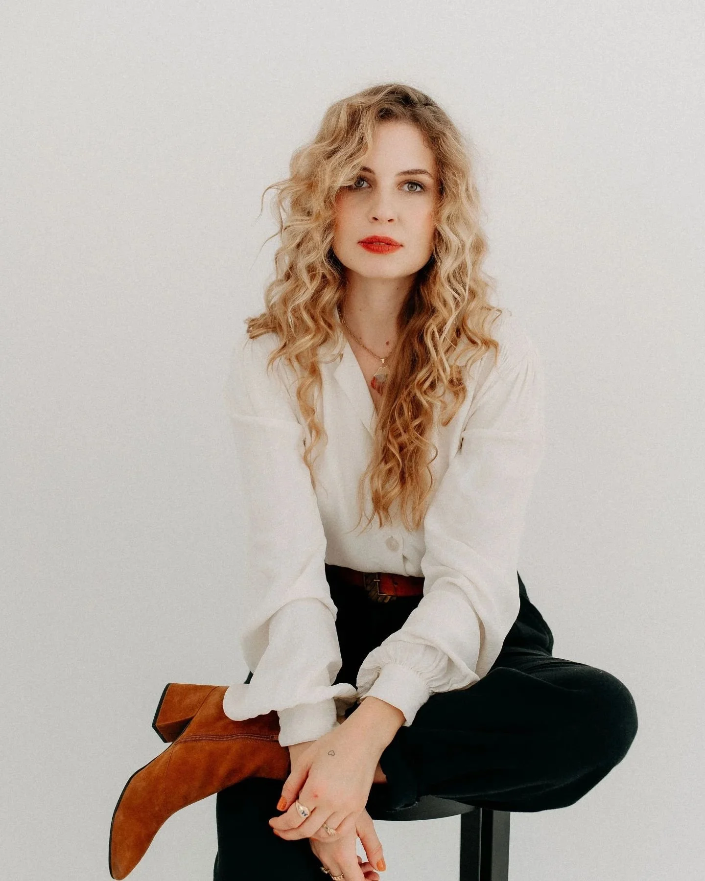 Retro fot&oacute;z&aacute;s posztsorozat 2/3

Julcsinak előzetes inspo alapj&aacute;n &eacute;s az egyik kedvenc bl&eacute;zere k&ouml;r&eacute; &eacute;p&iacute;tve egy '80-as &eacute;vek v&eacute;gi szettet raktam &ouml;ssze. 
Itt egy igaz&aacute;n