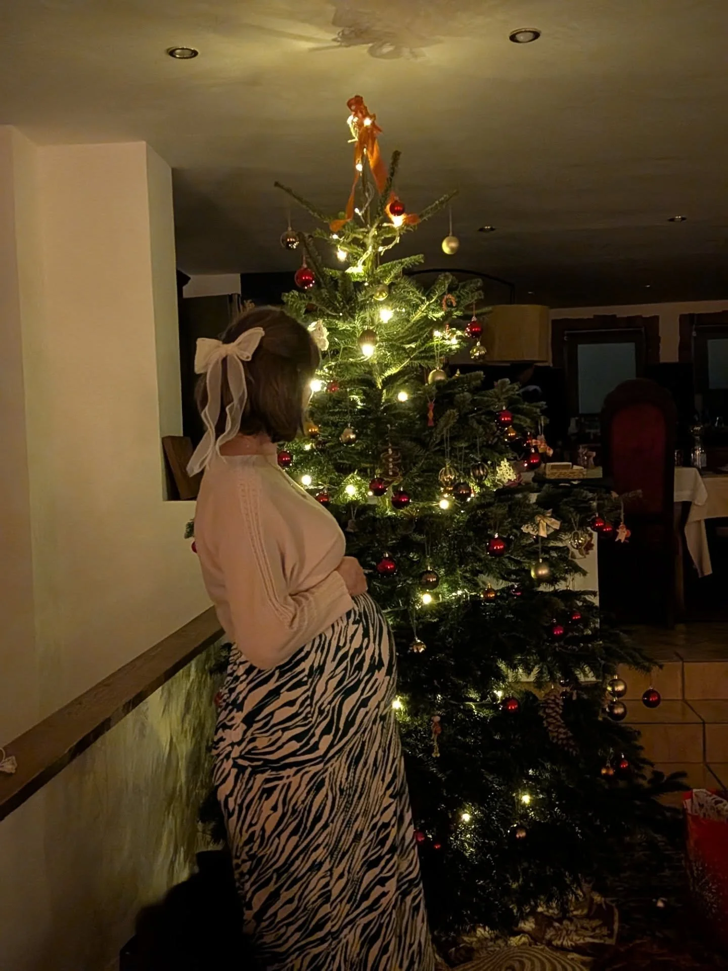 B&eacute;k&eacute;s kar&aacute;csonyt kedvesek 🌲, k&ouml;sz&ouml;n&ouml;m mindenkinek akivel valamilyen form&aacute;ban kapcsol&oacute;dtunk ebben a m&aacute;gikus &eacute;vben ✨
#verypregnant #merrychristmas