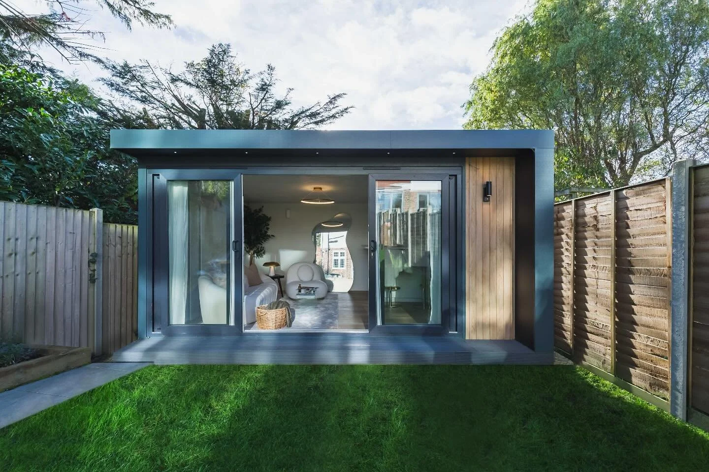 Once upon a garden&hellip;🌳🌳🌳
What was once an overlooked outdoor space in Southgate has now been lovingly reimagined into a warm, multifunctional family room and content studio. A place where memories will be made, creativity will bloom, and stor