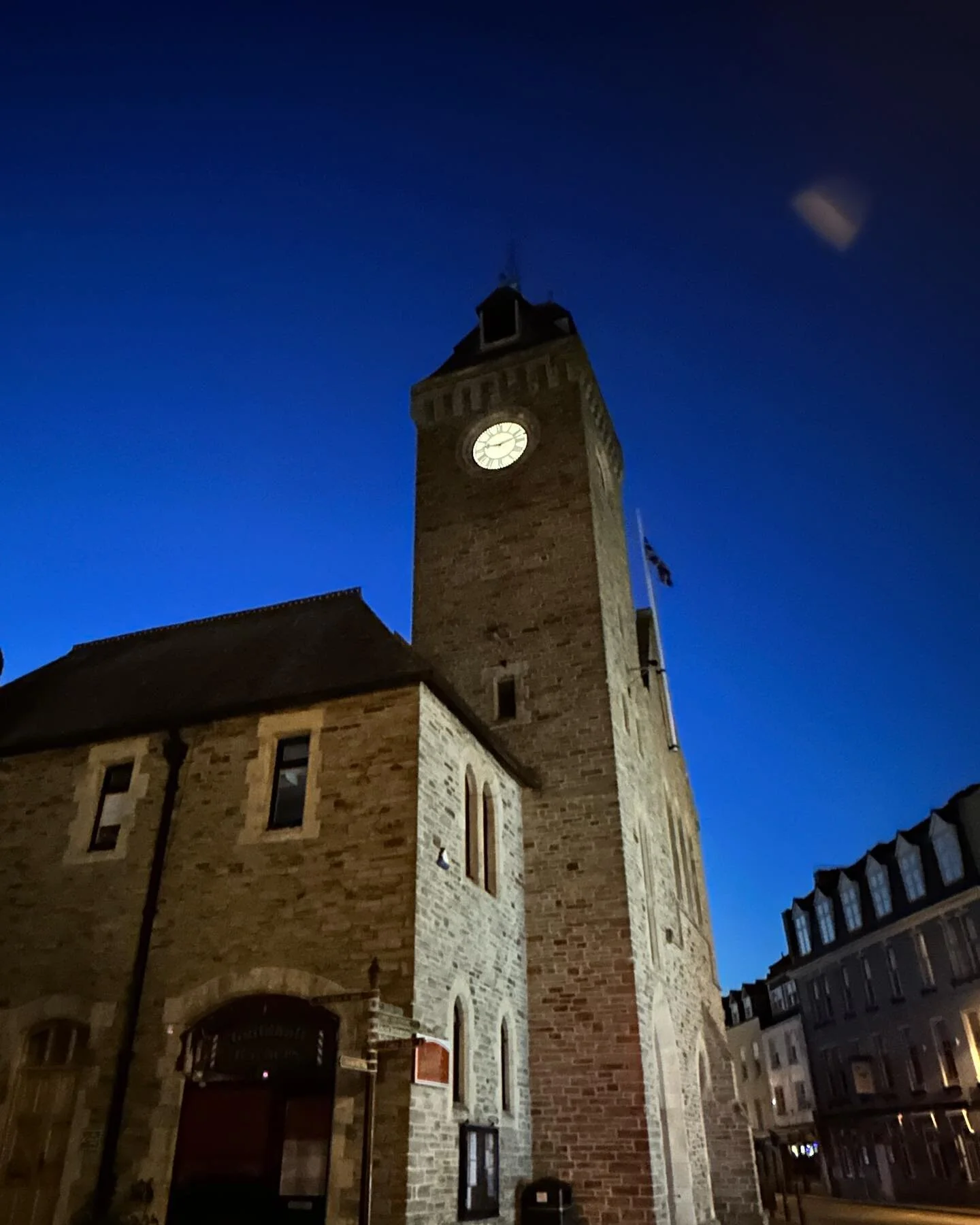 The clock tower in Looe on a particularly clear evening a few weeks ago. It&rsquo;s so lovely walking through the streets of Looe at night with the lights twinkling on the water and the sound of the lapping waves🙌🙌🙌 Gotta love Looe 😍#looe #cornwa
