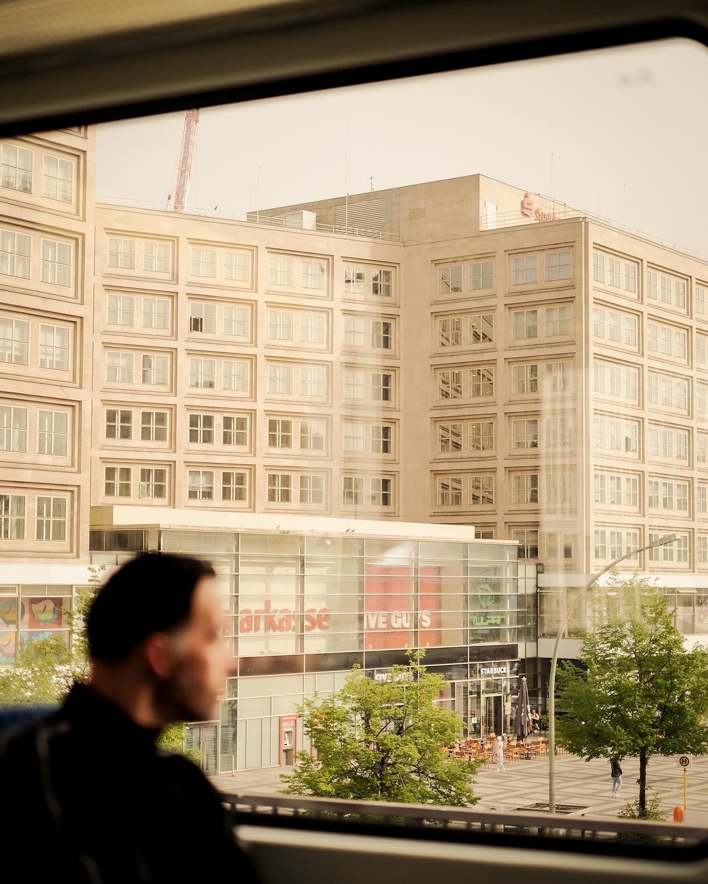 Window Seats 🚊
.
.
.
#photography #fotografie #fotografia #berlin #hochbahn #ubahnberlin #streetphotography #photooftheday #urbanphotography #urbanart #fujixseries #fujifeed #fujiframez #munichphotographer #architecture #architecturephotography #cit