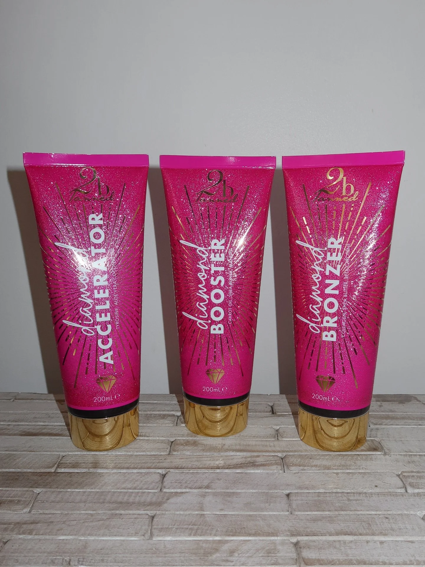 ✨ NEW IN ✨
@2btanned Limited edition Diamond Collection 💎💗✨

Use the ACCELERATOR to build up your tan if your starting from scratch or have lost your tan 

Use the BOOSTER to further develop your tan if you have a base tan already!

The BRONZER is 