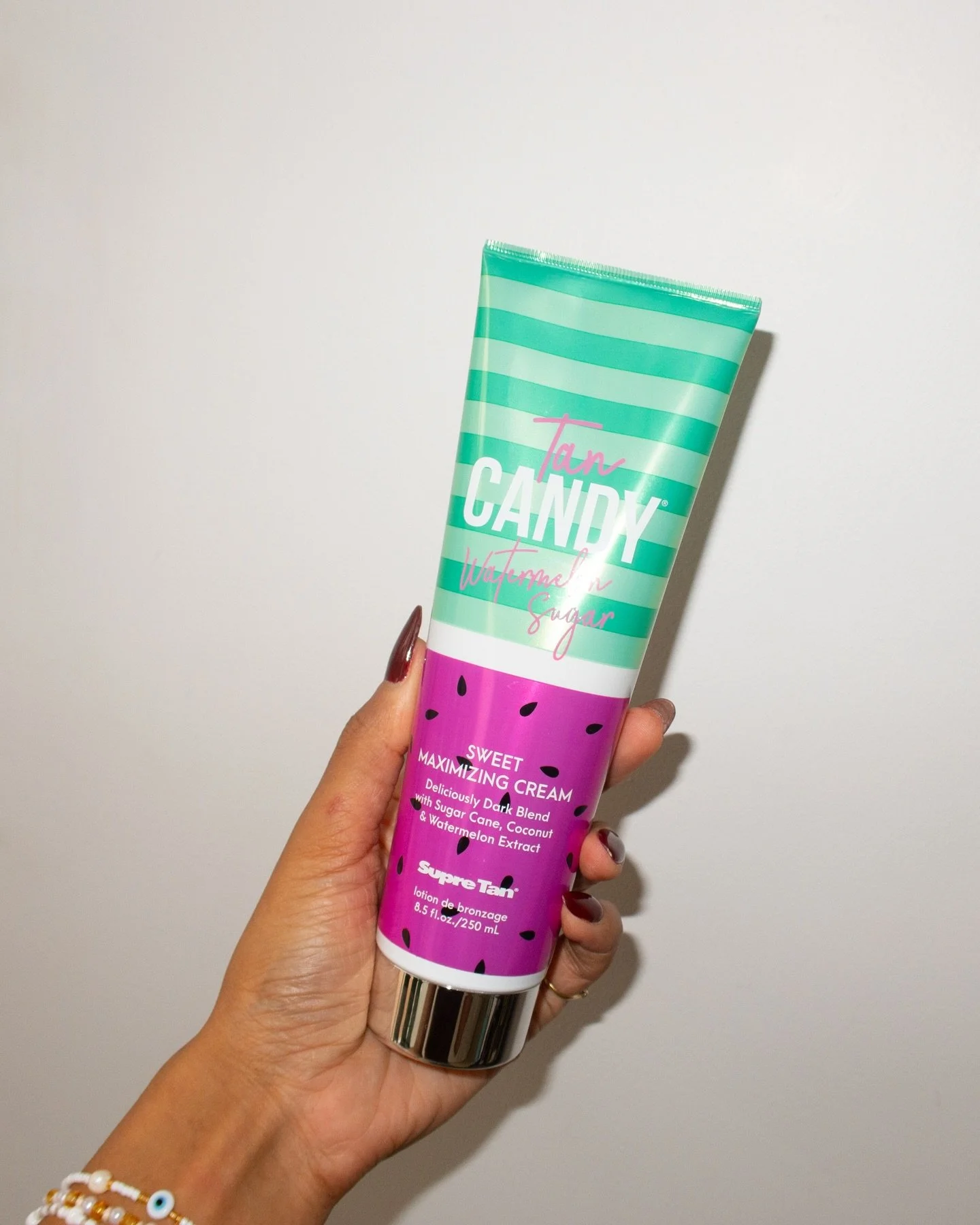 Tan Candy Watermelon Sugar 🍉✨

Infused with watermelon, coconut and sugar cane, this accelerator gives you that deep, golden glow whilst also keeping your skin silky smooth!

#glowbyeve #bedworthsunbeds #tancandy #watermelonsugar