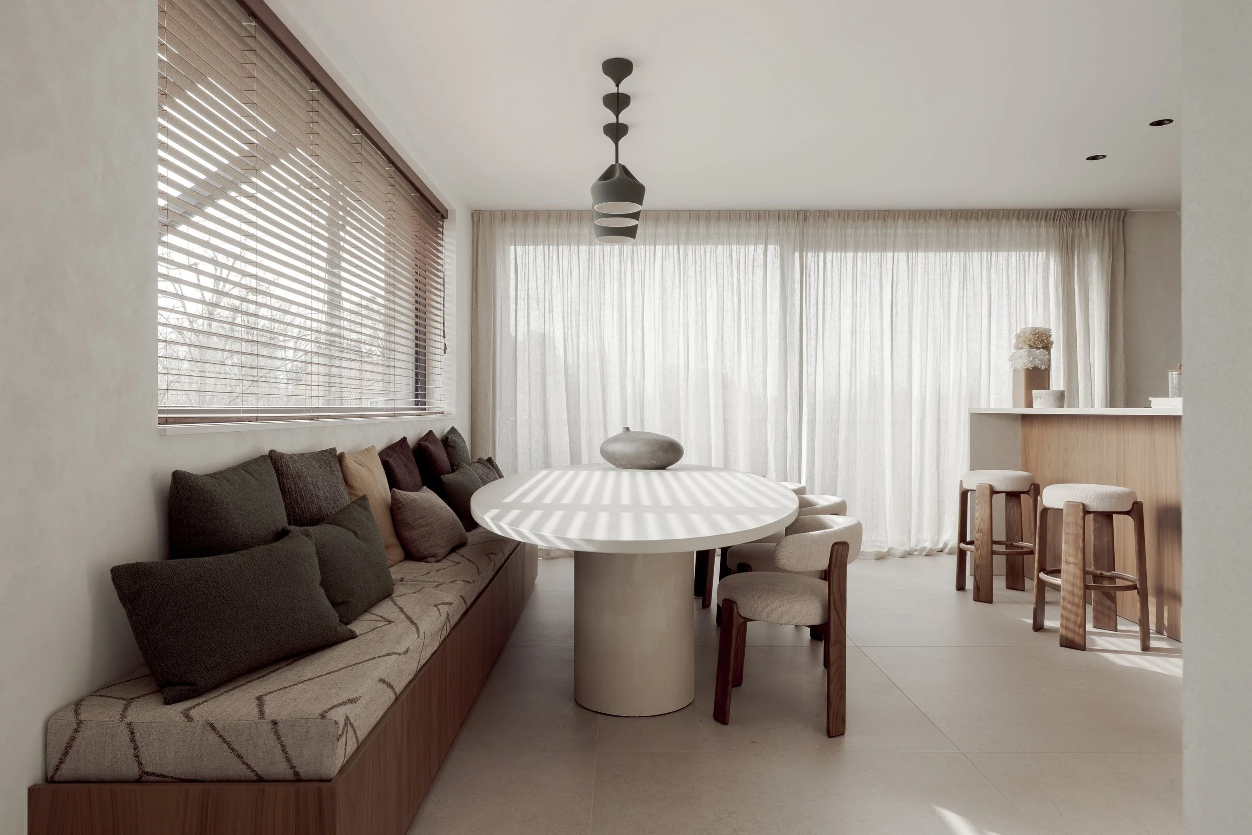 Eetruimte met vaste zitbank en ovale tafel