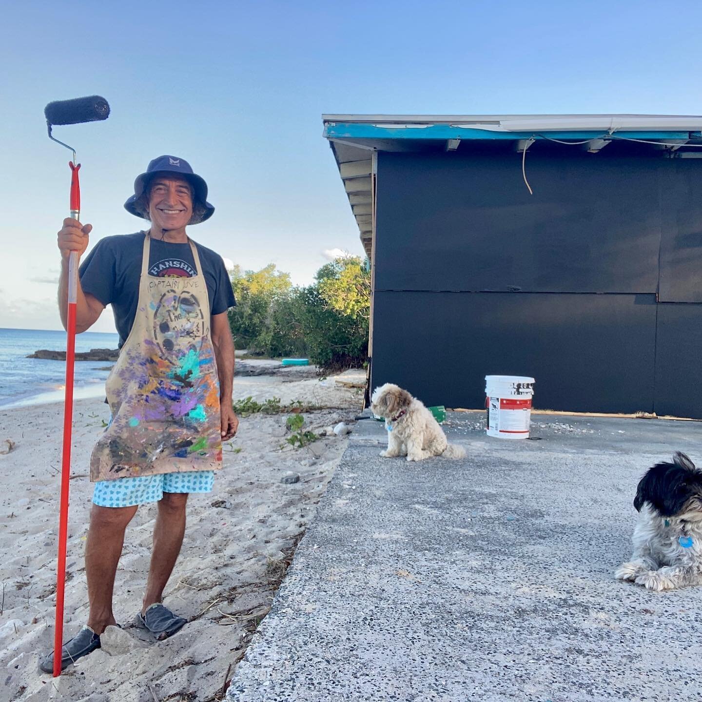 Meet Loops Beach Founder and Artist, Rudy Seikaly! ❤️🏄&zwj;♂️👷&zwj;♂️👨&zwj;🎨🎨 @rudyseikaly 

Rudy is a School Builder, Philanthropist, Creative Director, Entrepreneur, and the best Vibe Curator we know! 

Rudy named the beach after his son, Chri