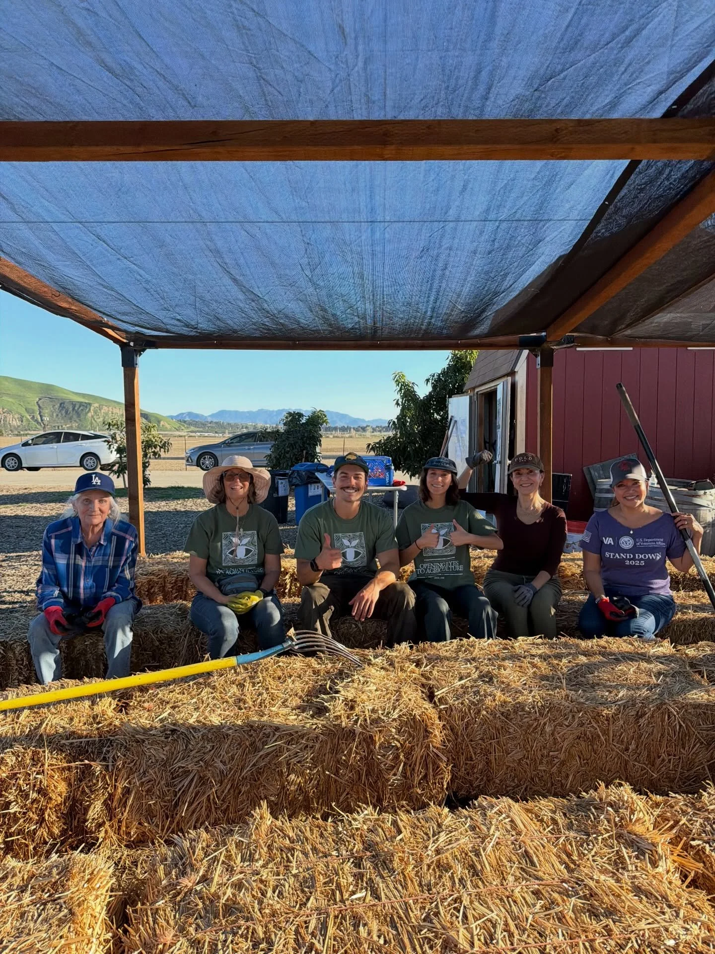 Our incredible volunteers kicked off the January volunteer day at our Farm-to-Food lab site! 

The day consisted of:
&bull; Replacing hay bales for student seating 👧🏻🧒🏻
&bull; Spreading mulch throughout the farm 🪏 
&bull; Harvesting and cleaning