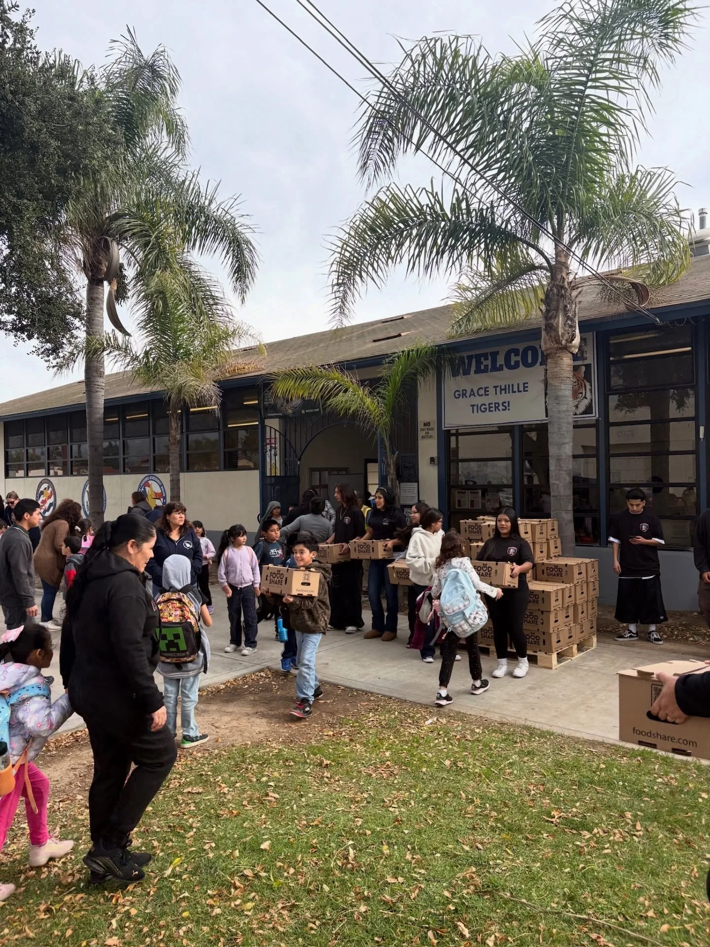We had an incredible time hosting our Produce Pop-Up at Grace Thille Elementary School! With 250 pre-packed produce boxes generously provided by @foodsharevc and 4 boxes of freshly gleaned oranges from @foodforward, we were able to get nutritious, fr