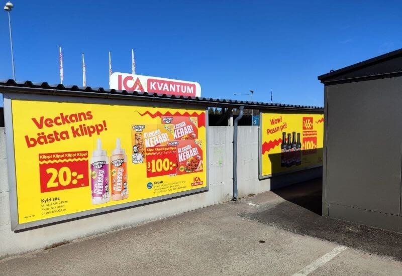 Reklameschild in Gelb und Rot an einem schwedischen ICA-Supermarkt
