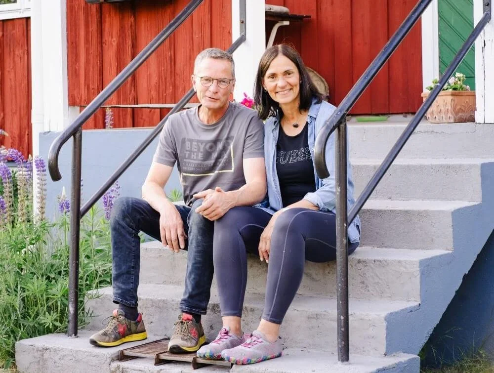 Nicole und Rainer Beckmann auf der Treppe vor ihrem Haus
