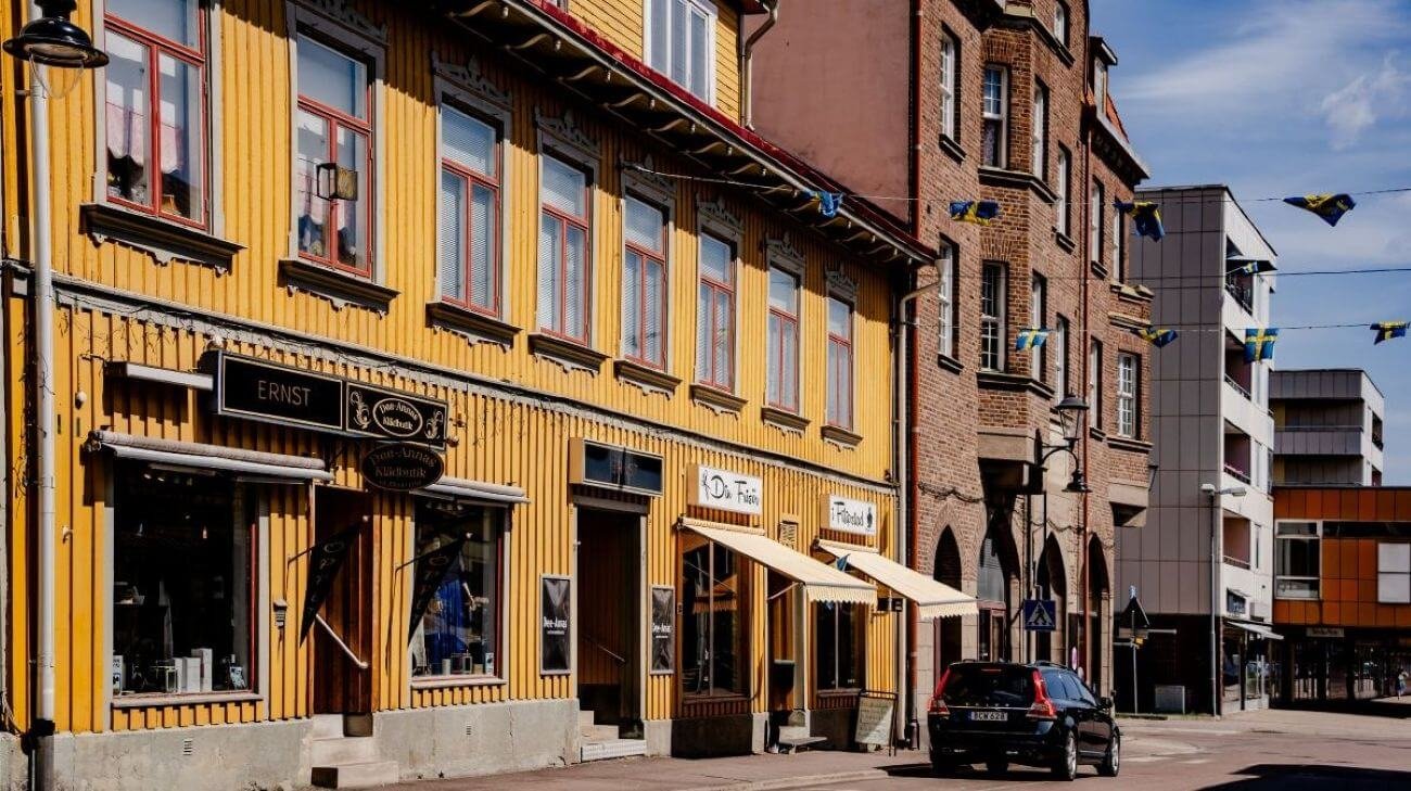 Die Haupteinkaufsstraße von Filipstad im Sommer