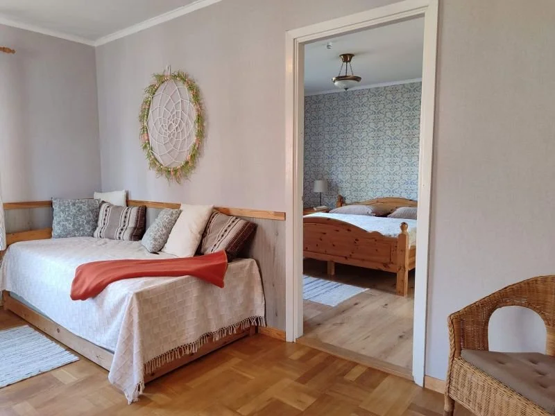 Schweden-Auszeit: Ausschnitt eines Wohnzimmers mit Blick ins Schlafzimmer